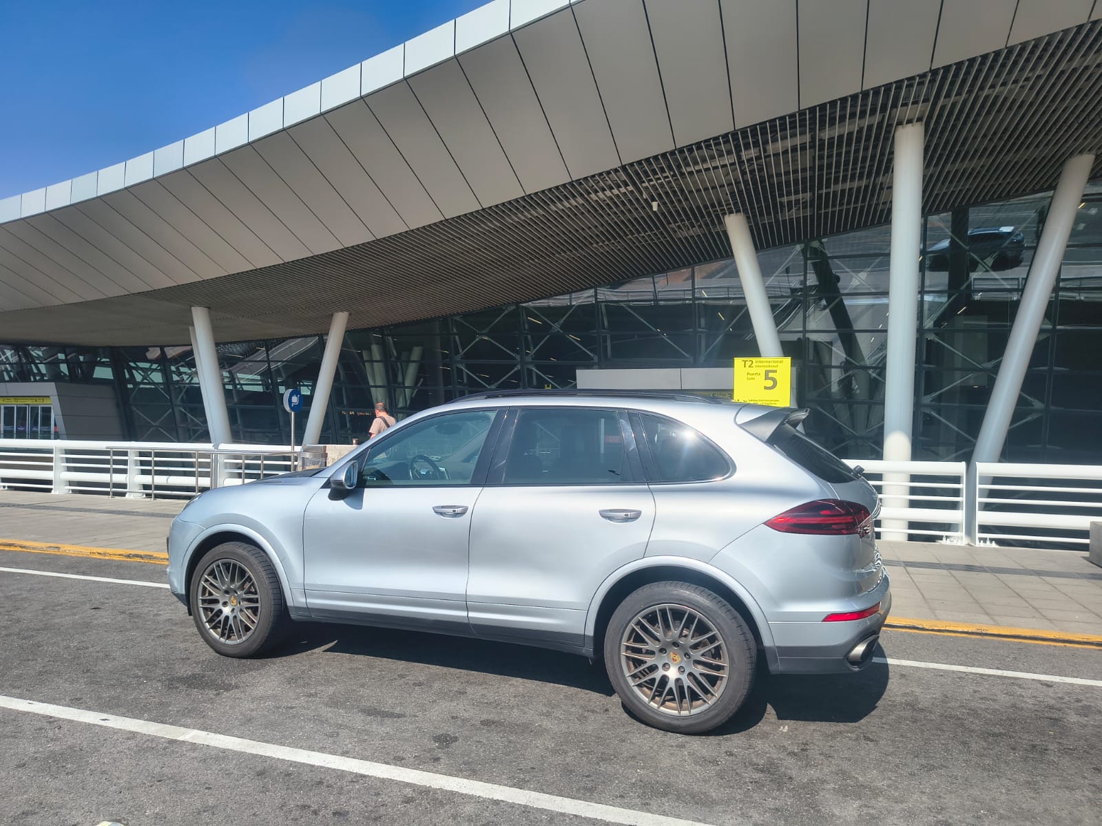 Porsche Cayenne en la arquitectura del aeropuerto de Santiago