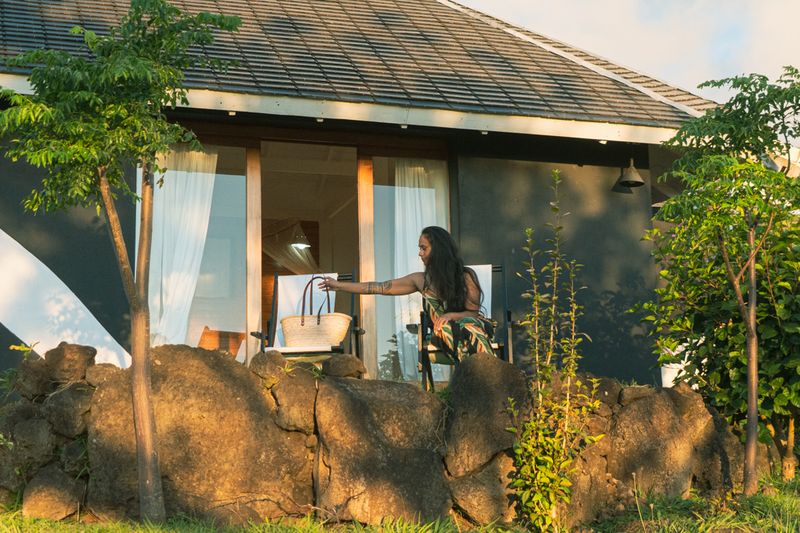 Cabaña del hotel Altiplánico con su terraza de piedra y jardín.
