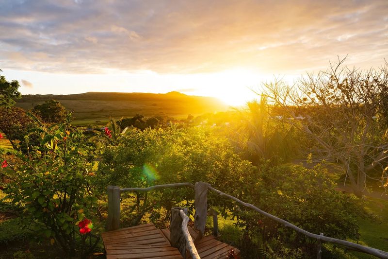 Atardecer sobre los jardines de Hare Uta, con el volcán al fondo.