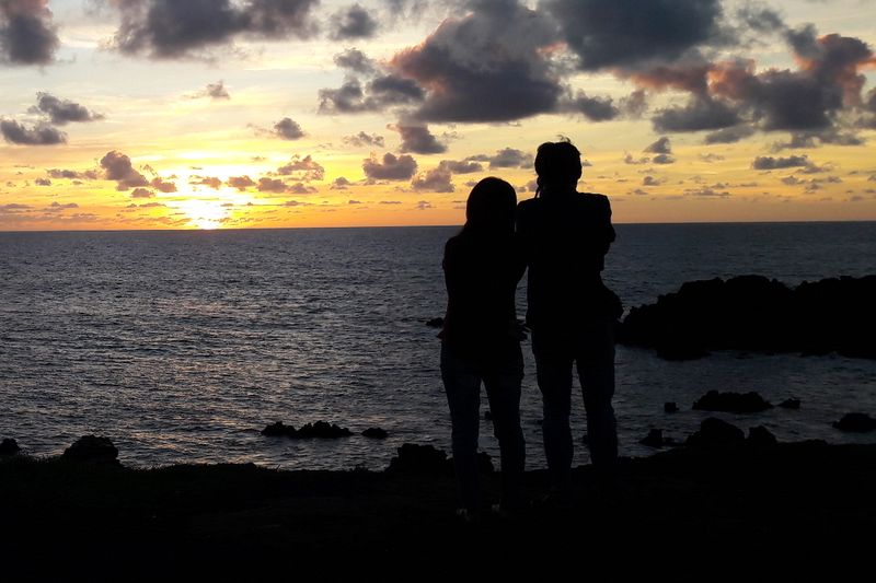 Atardecer frente al océano en la costa de Hanga Roa.