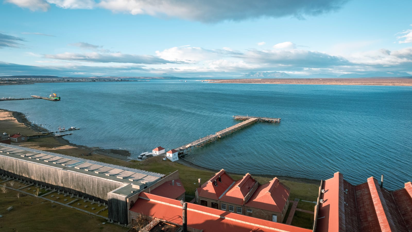 Vista aérea del hotel y el muelle histórico sobre el Seno Última Esperanza