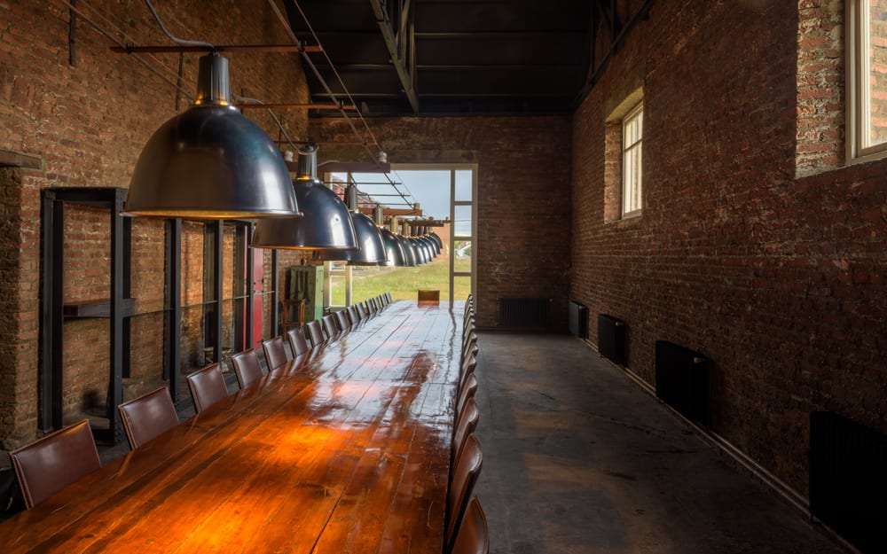 El Asador de The Singular Patagonia, mesa larga de madera en edificio del siglo XIX