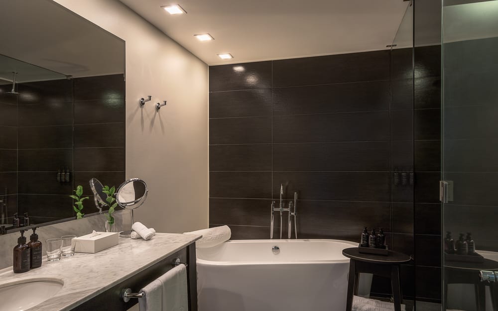 Baño de habitación con tina y ducha separadas · The Singular Patagonia