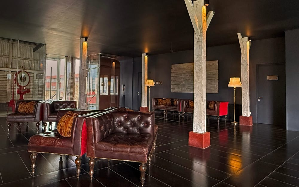 Recepción y living de The Singular Patagonia con mobiliario de cuero