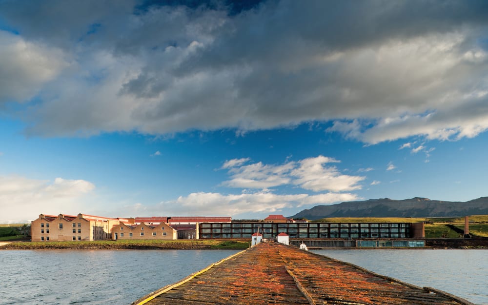 Muelle histórico de Puerto Bories frente a The Singular Patagonia al atardecer