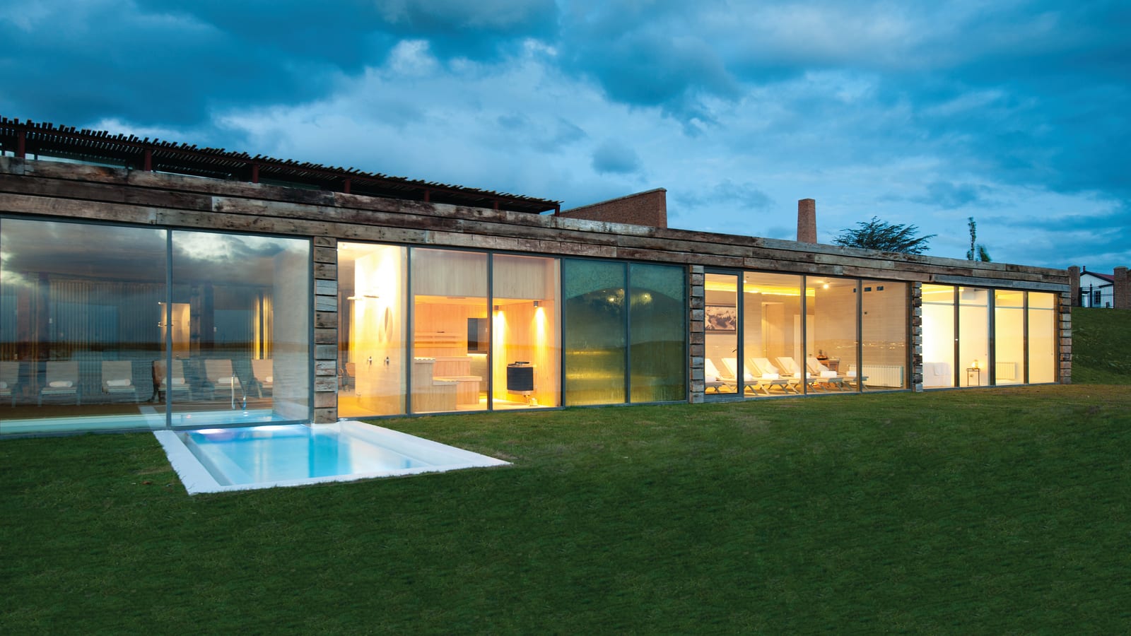 The Singular Spa iluminado al atardecer con piscina exterior · Puerto Bories