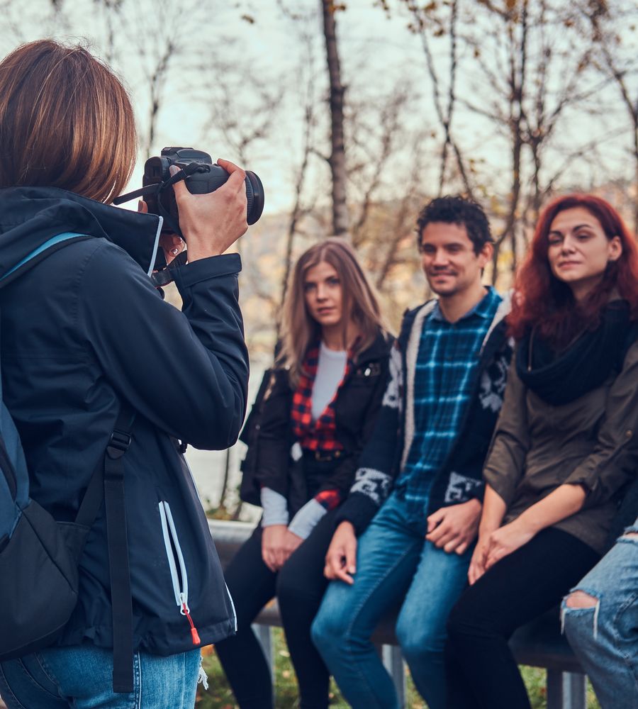 Fotógrafa profesional registrando un grupo de viajeros en ruta
