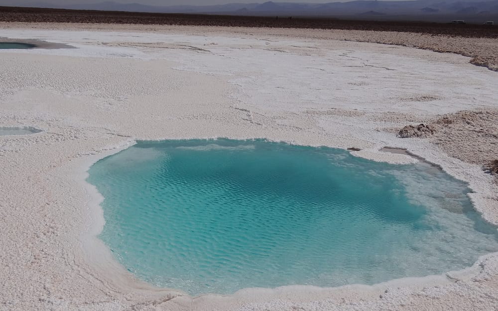 Laguna turquesa de sal en Baltinache · Tourevo
