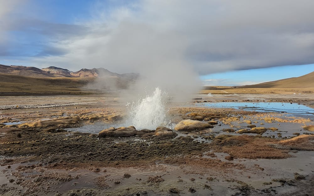 Géiser en erupción en el campo geotérmico de El Tatio · Tourevo