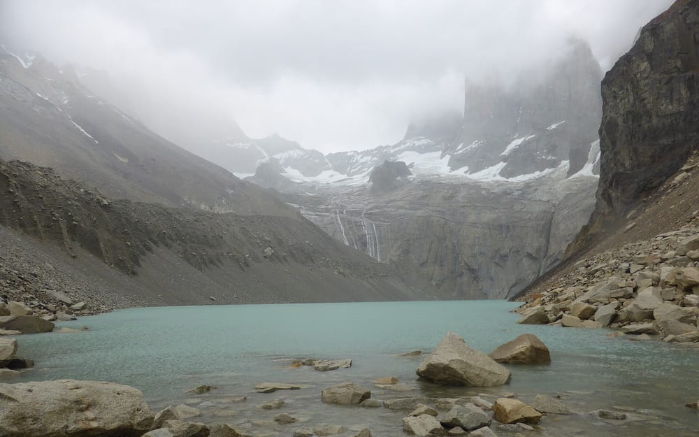 Laguna al pie de las Torres del Paine · Tourevo