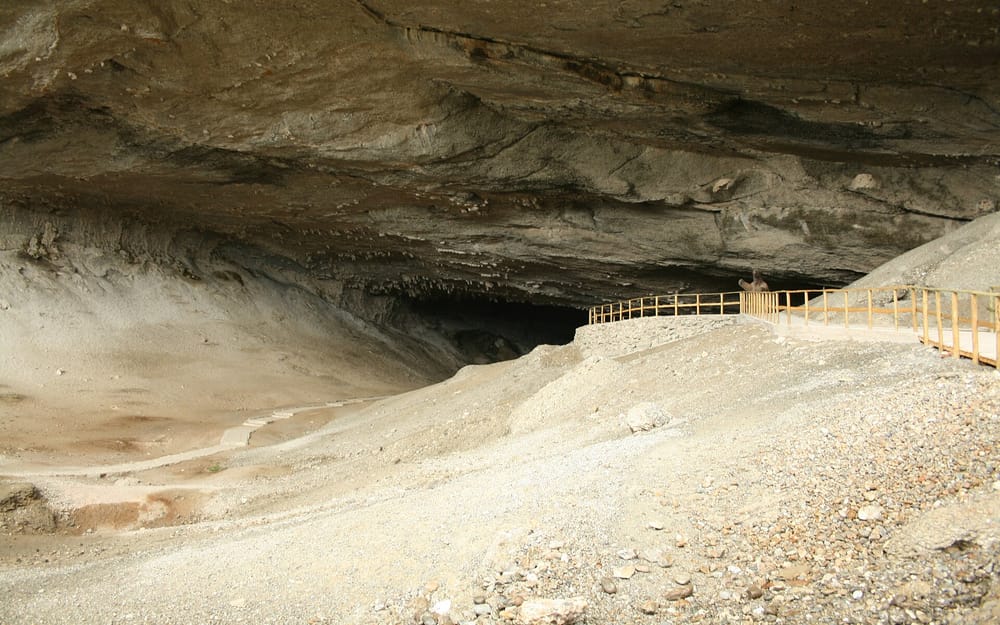 Interior de la Cueva del Milodón, Puerto Natales · Tourevo