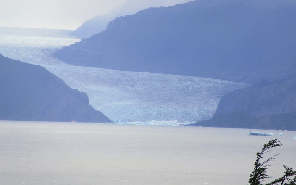 Frente del Glaciar Grey sobre el lago Grey · Tourevo