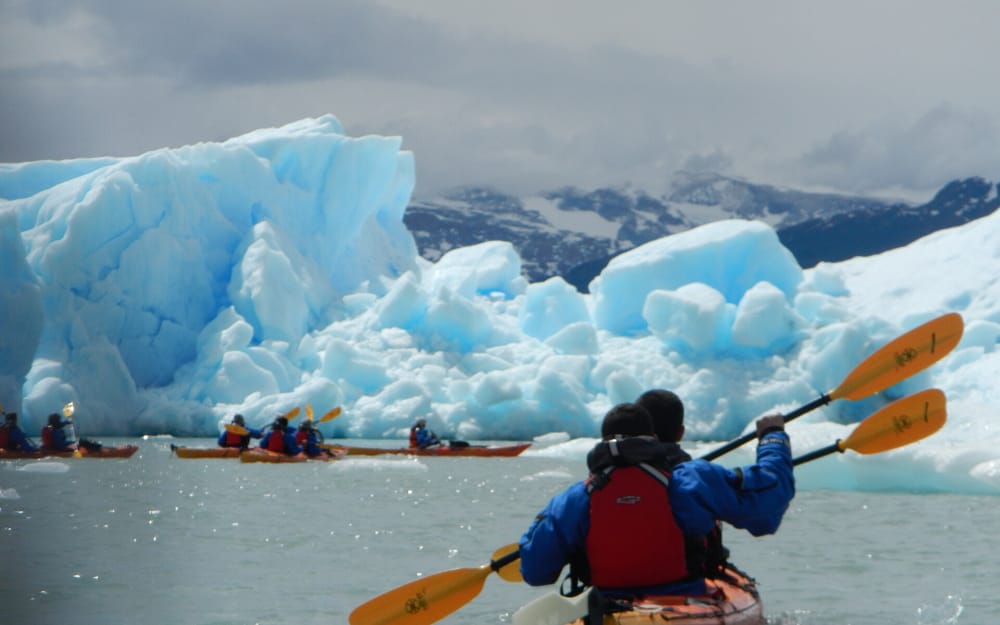 Kayak entre témpanos en la Patagonia · Tourevo