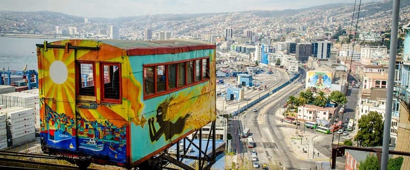 Cerros de colores de Valparaíso sobre la bahía